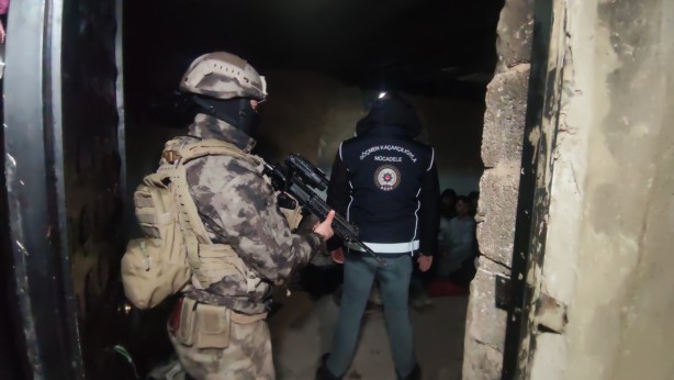 Foto - Tandır evinde 20 düzensiz göçmen yakalandı