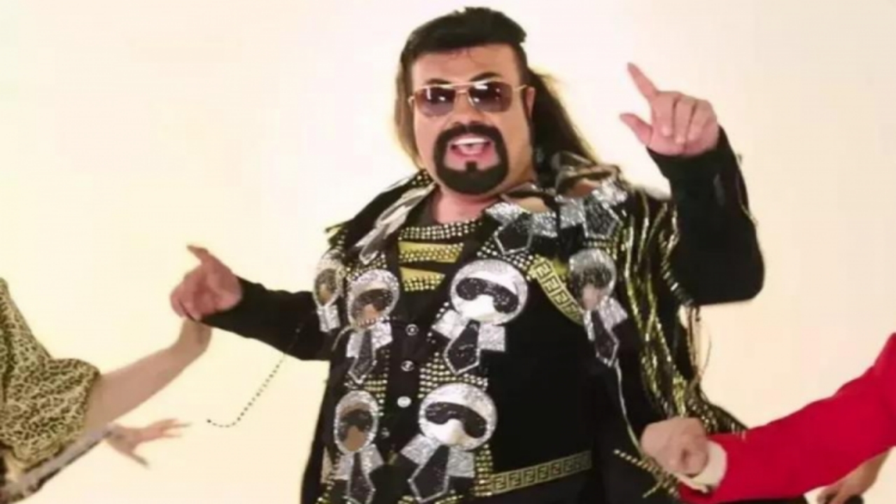 Tanımak neredeyse imkansız! Kobra Murat peruğunu çıkardı, resmen olay oldu