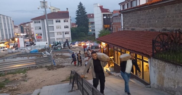 Tanju Özcan Erdoğan kazanırsa heykelini dikeceğim demişti! Belediye binası önüne çimento bıraktılar