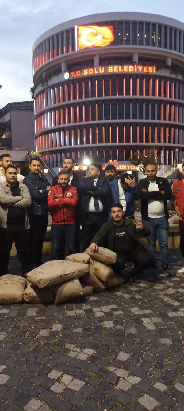 Foto - Tanju Özcan Erdoğan kazanırsa heykelini dikeceğim demişti! Belediye binası önüne çimento bıraktılar