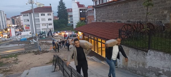Foto - Tanju Özcan Erdoğan kazanırsa heykelini dikeceğim demişti! Belediye binası önüne çimento bıraktılar