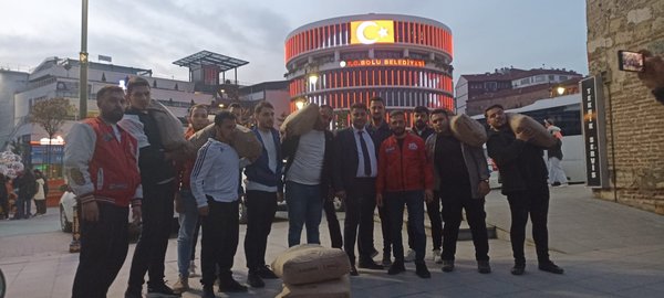 Foto - Tanju Özcan Erdoğan kazanırsa heykelini dikeceğim demişti! Belediye binası önüne çimento bıraktılar