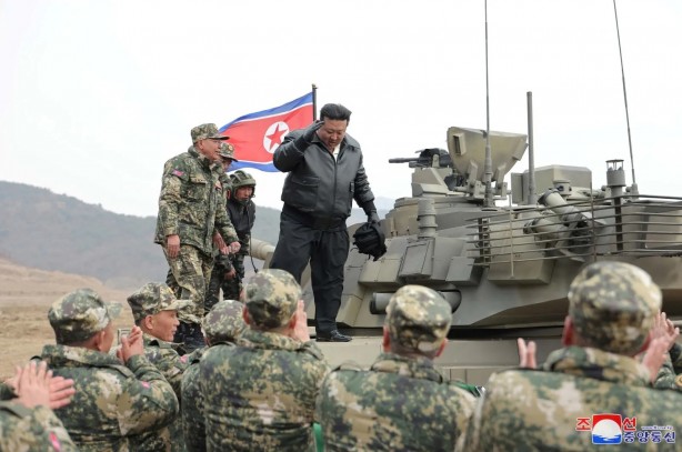 Foto - Tankın başına geçti: Kim Jong Un'dan gövde gösterisi
