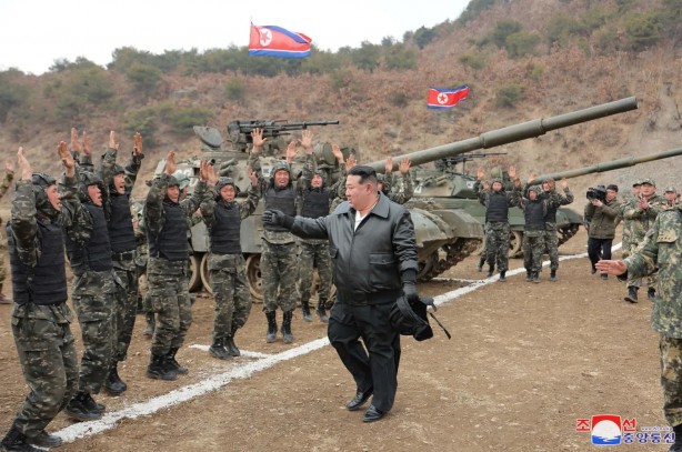Foto - Tankın başına geçti: Kim Jong Un'dan gövde gösterisi