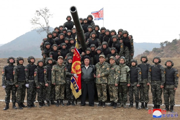 Foto - Tankın başına geçti: Kim Jong Un'dan gövde gösterisi