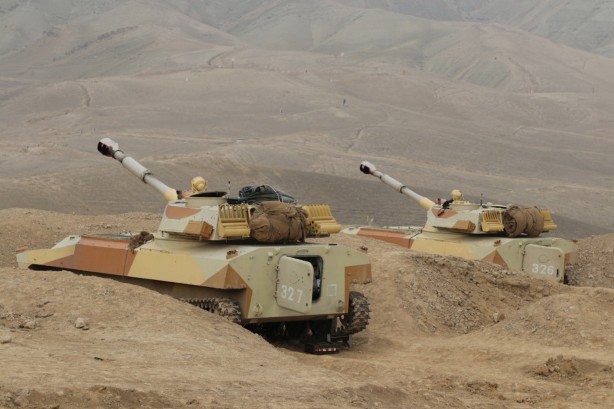 Foto - Tanklar, savaş uçakları, İHA'lar... Rusya harekete geçti