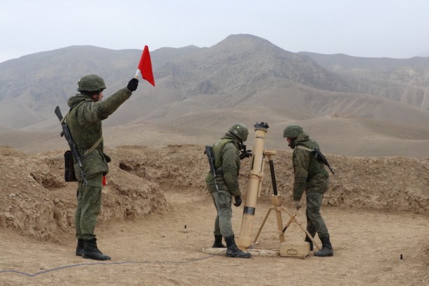 Foto - Tanklar, savaş uçakları, İHA'lar... Rusya harekete geçti