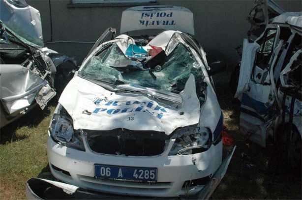 Foto - Tankların önüne çıkan polis araçları bu hale geldi!