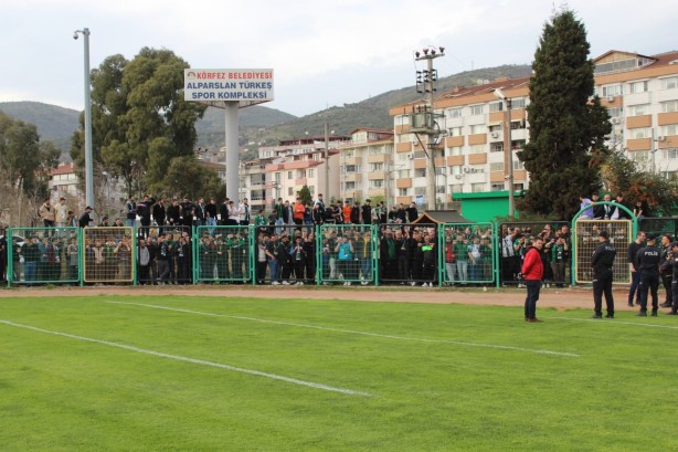 Foto - Taraftar tesisi bastı! Ortalık karıştı