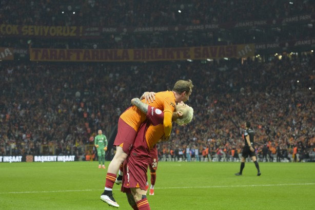 Foto - Taraftarlar anbean izliyor? Osimhen gelince Icardi… Çok konuşulacak anlar!