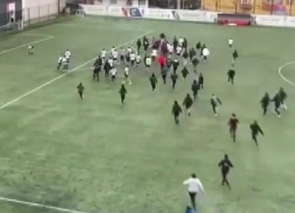 Foto - Taraftarlar sahaya indi! Türkiye'de skandal: 13 yaşındaki geç çocukları dövdüler, hayatları altüst oldu! Yaşanan olaylar