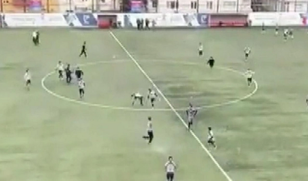 Foto - Taraftarlar sahaya indi! Türkiye'de skandal: 13 yaşındaki geç çocukları dövdüler, hayatları altüst oldu! Yaşanan olaylar