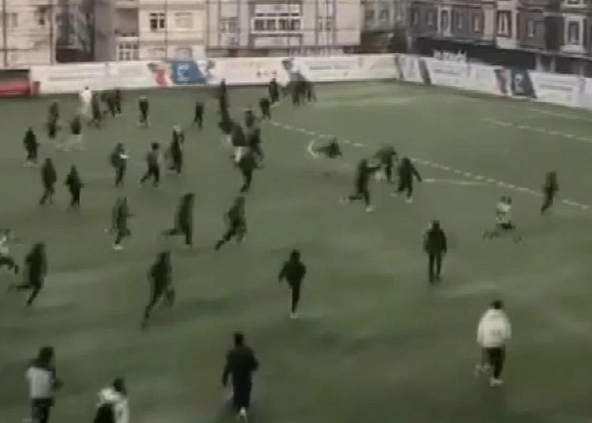 Foto - Taraftarlar sahaya indi! Türkiye'de skandal: 13 yaşındaki geç çocukları dövdüler, hayatları altüst oldu! Yaşanan olaylar