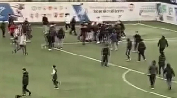 Taraftarlar sahaya indi! Türkiye'de skandal: 13 yaşındaki geç çocukları dövdüler, hayatları altüst oldu! Yaşanan olaylar