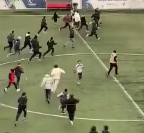 Foto - Taraftarlar sahaya indi! Türkiye'de skandal: 13 yaşındaki geç çocukları dövdüler, hayatları altüst oldu! Yaşanan olaylar