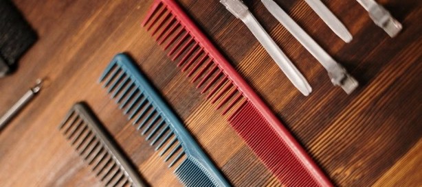 Foto - Tarağınıza bunu yapmadıysanız elinizi bile sürmeyin! Çok fena çok! Böyle yapmak, saçları mahvediyor