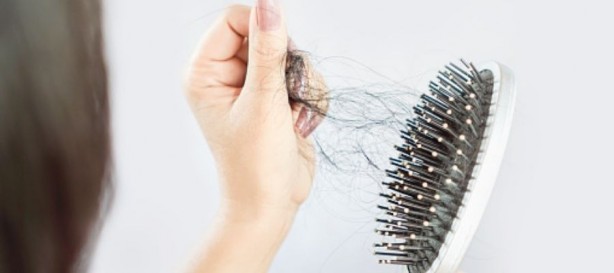 Foto - Tarağınıza bunu yapmadıysanız elinizi bile sürmeyin! Çok fena çok! Böyle yapmak, saçları mahvediyor