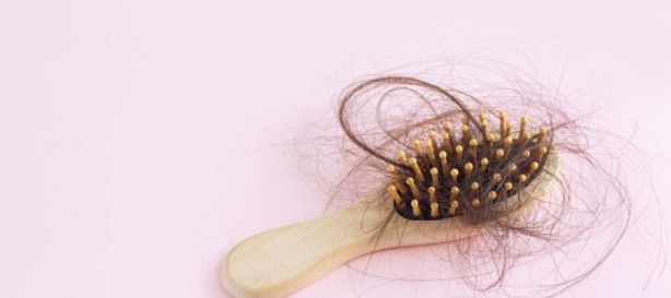 Foto - Tarağınıza bunu yapmadıysanız elinizi bile sürmeyin! Çok fena çok! Böyle yapmak, saçları mahvediyor