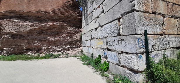 Tarihe saygısızlık, 'kumlama' yöntemiyle siliniyor!