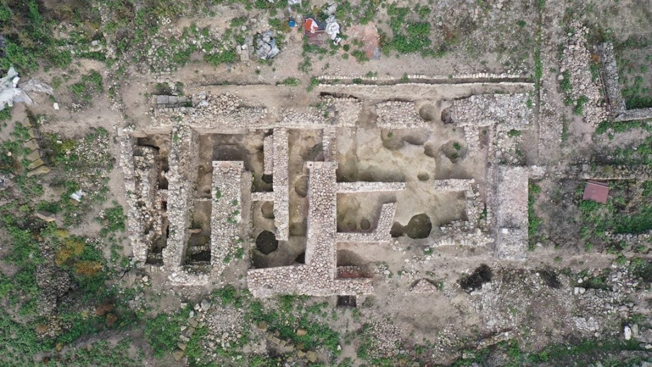 Foto - Tarihi antik kentte kazı çalışması başladı! Fırında 2 bin 600 yıllık karbonlaşmış tohumlar bulundu