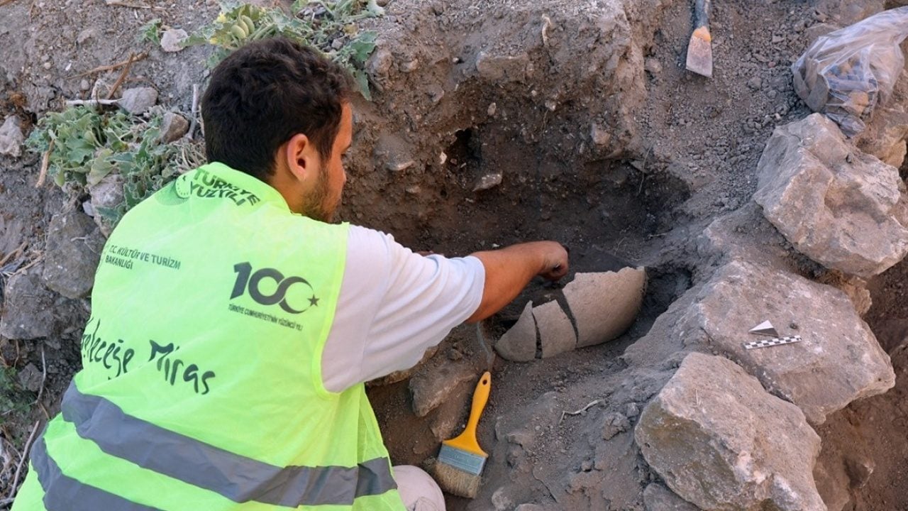 Foto - Tarihi antik kentte kazı çalışması başladı! Fırında 2 bin 600 yıllık karbonlaşmış tohumlar bulundu