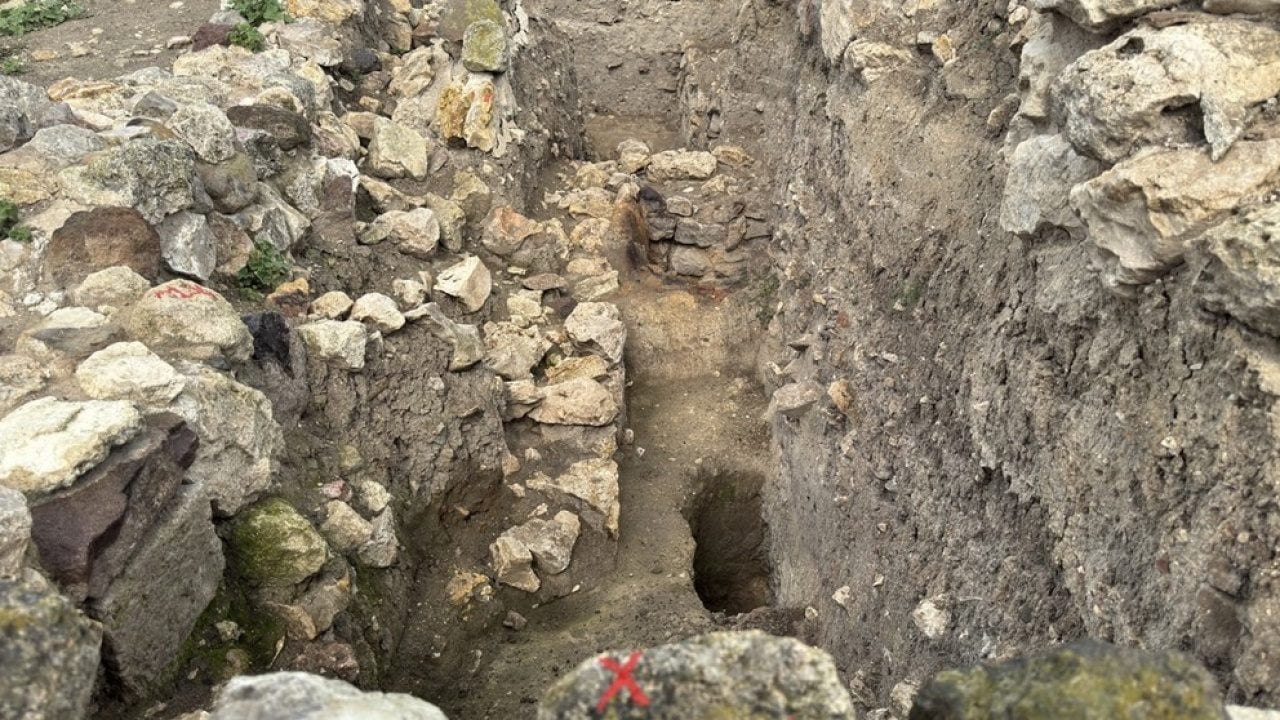 Foto - Tarihi antik kentte kazı çalışması başladı! Fırında 2 bin 600 yıllık karbonlaşmış tohumlar bulundu