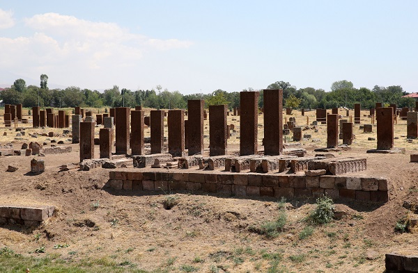 Foto - Tarihi bölgede 15 yeni mezar taşı ortaya çıktı