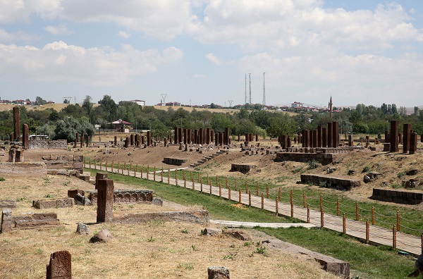 Foto - Tarihi bölgede 15 yeni mezar taşı ortaya çıktı