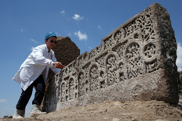 Foto - Tarihi bölgede 15 yeni mezar taşı ortaya çıktı