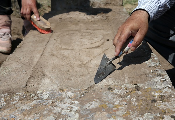 Foto - Tarihi bölgede 15 yeni mezar taşı ortaya çıktı