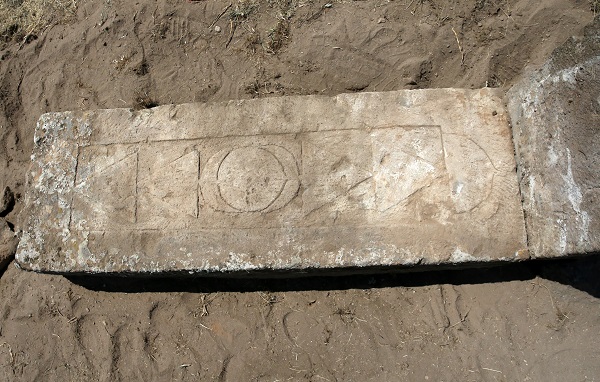 Foto - Tarihi bölgede 15 yeni mezar taşı ortaya çıktı