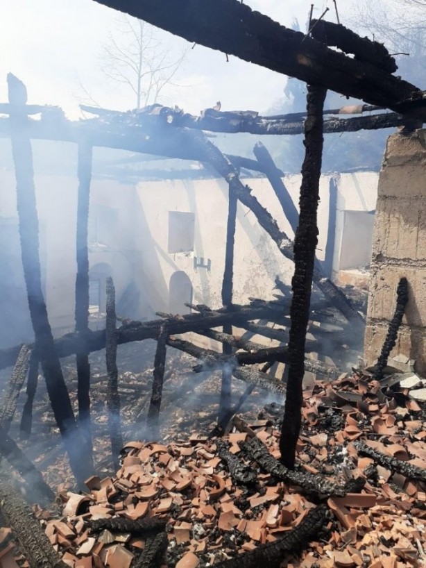 Foto - Acı olay: Tarihi cami saatler içerisinde kül oldu!