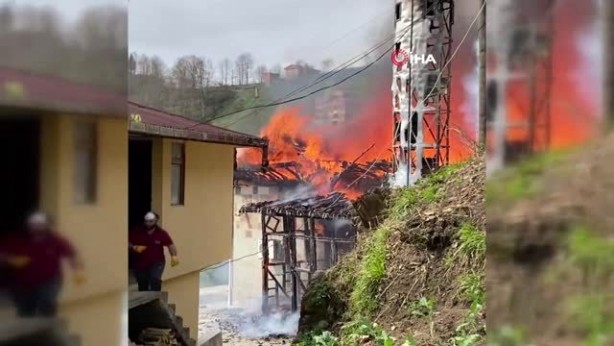 Foto - Acı olay: Tarihi cami saatler içerisinde kül oldu!