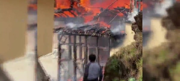 Acı olay: Tarihi cami saatler içerisinde kül oldu!