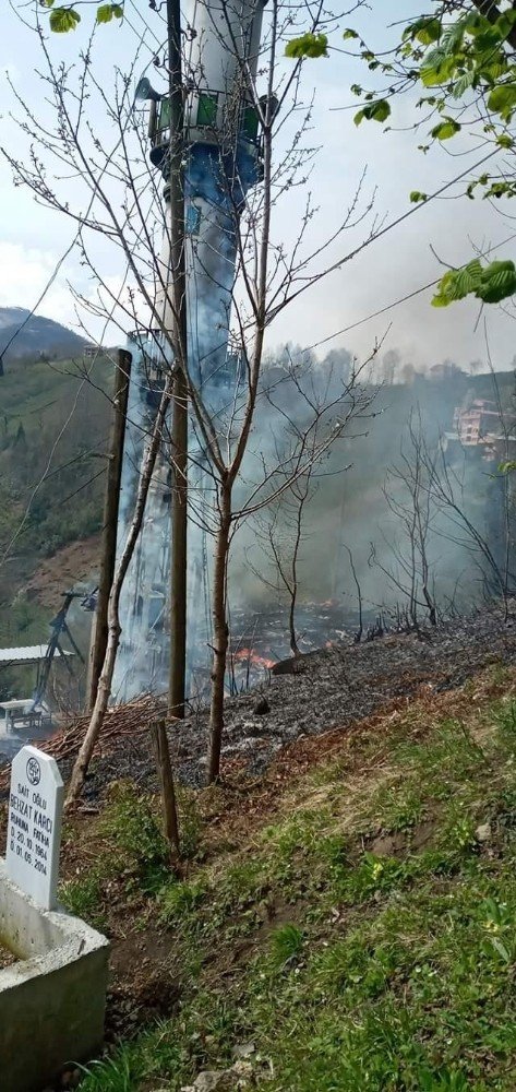 Foto - Acı olay: Tarihi cami saatler içerisinde kül oldu!