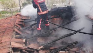 Foto - Acı olay: Tarihi cami saatler içerisinde kül oldu!