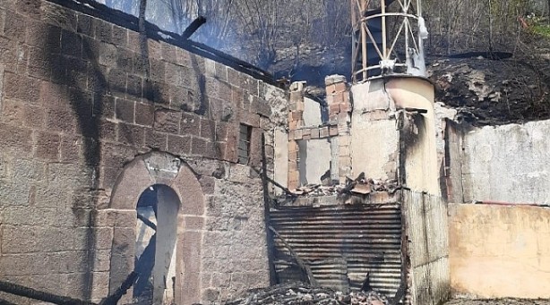 Foto - Acı olay: Tarihi cami saatler içerisinde kül oldu!