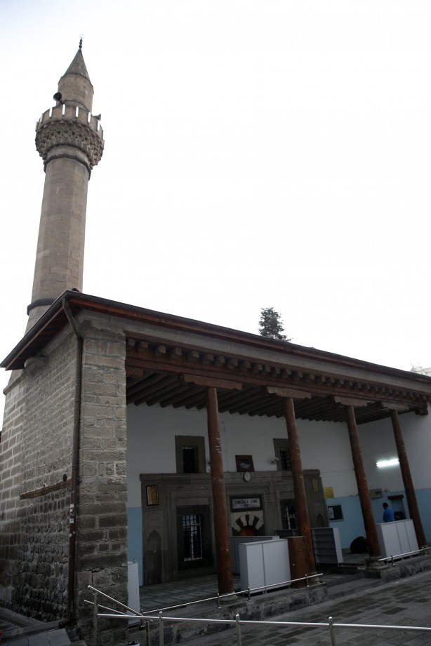 Tarihi camide rezalet!