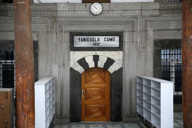 Foto - Tarihi camide rezalet!