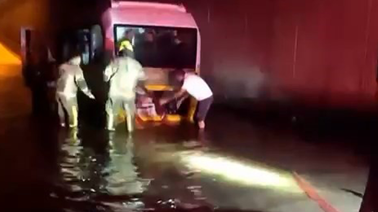 Foto - Tarihi çarşı bir anda şelaleye dönüştü!