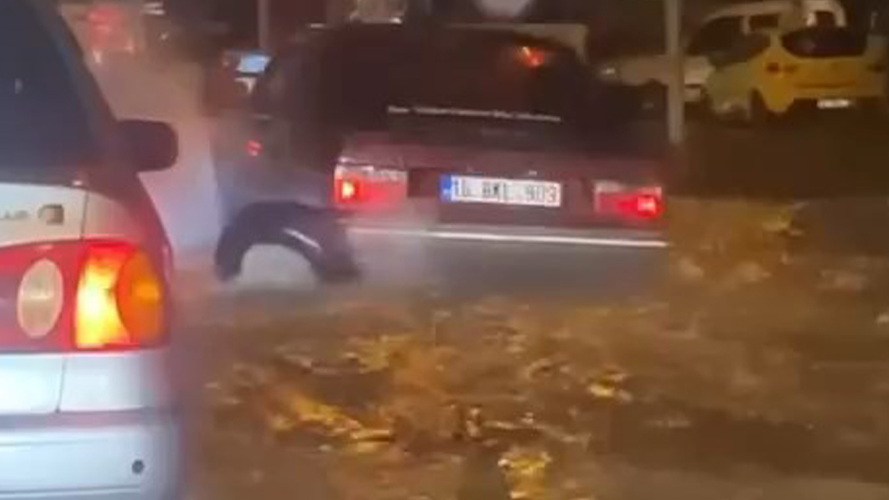 Foto - Tarihi çarşı bir anda şelaleye dönüştü!