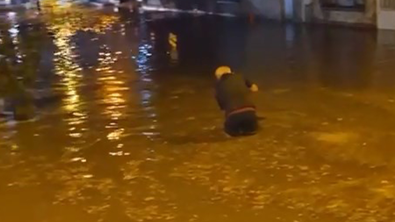 Foto - Tarihi çarşı bir anda şelaleye dönüştü!