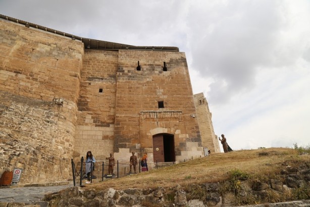 Foto - Tarihi dokusuyla görenleri büyülüyor: Antep Kalesi