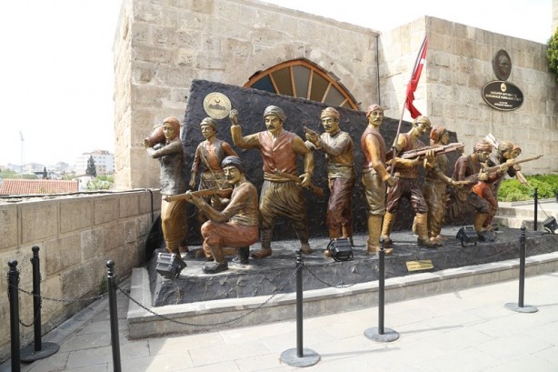 Foto - Tarihi dokusuyla görenleri büyülüyor: Antep Kalesi