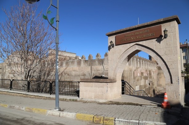 Tarihi dokusuyla görenleri büyülüyor: Zinciriye Medresesi - Aksaray