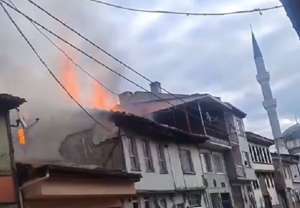 Tarihi ev böyle küle döndü