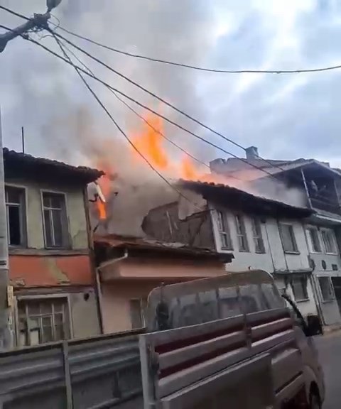 Foto - Tarihi ev böyle küle döndü