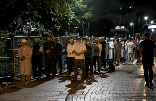 Tarihi gün! Vatandaşlar Ayasofya'ya akın etti 