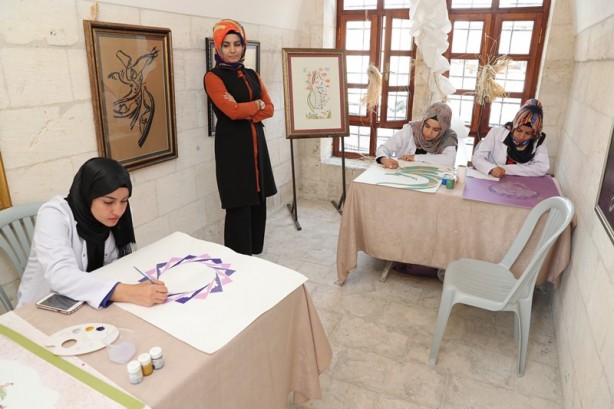 Tarihi han kadınlarla canlandı