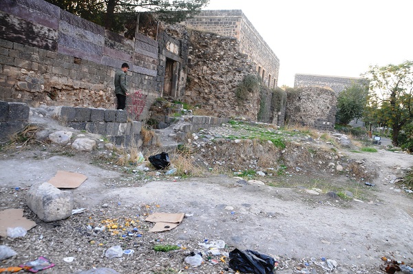 Foto - Tarihi kale çöp dağına döndü